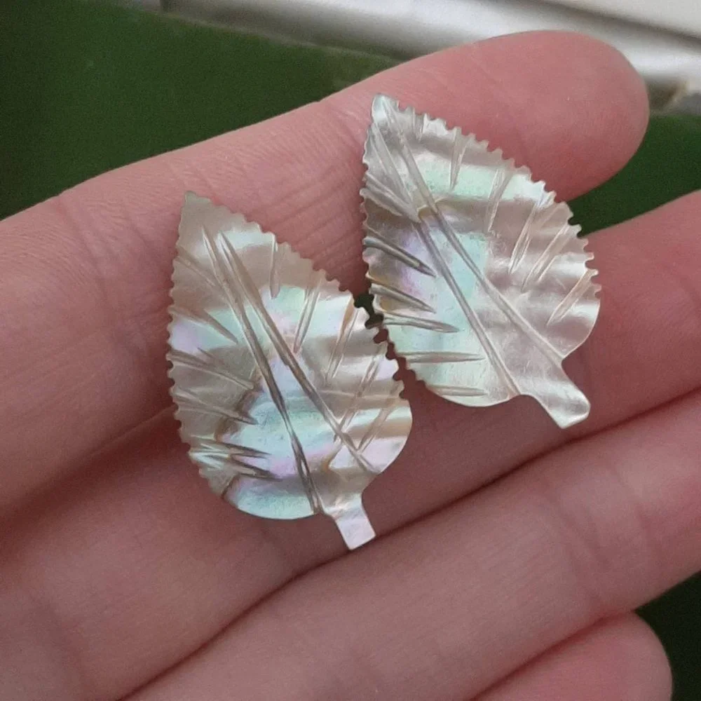 Vtg Abalone Shell Leaf Screw Back Earrings Mid Century Costume Jewelry - Picture 2 of 6